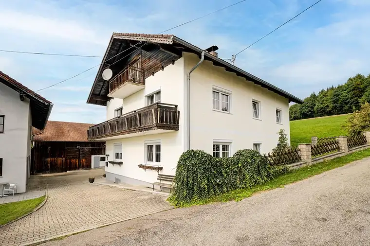 Ihr neues Zuhause mit Raum für Leben, Ideen und Möglichkeiten - Großzügiges Anwesen mit zwei Wohneinheiten, Nebengebäuden und vielseitig nutzbaren Grünflächen.