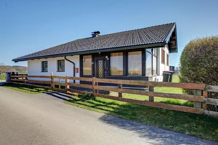 Gemütlicher Bungalow in schöner Wohnlage.Garten / Garage / Keller
