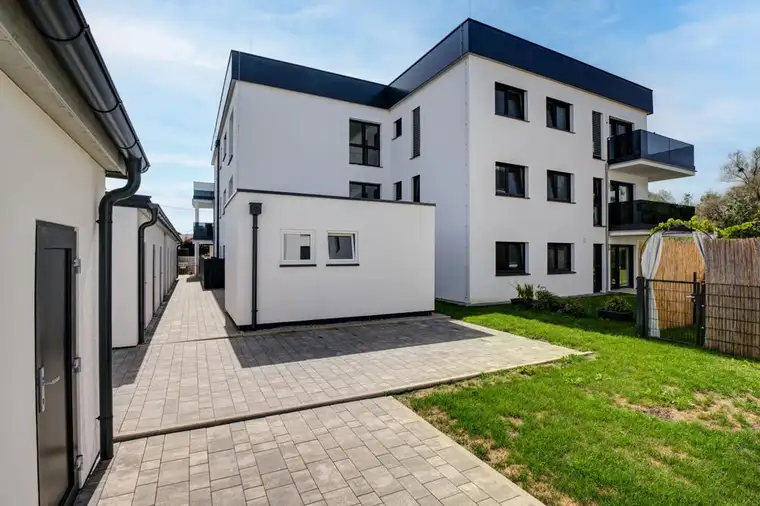 VERMIETUNG!Exklusive 4-Zimmer-Penthouse-Wohnung mit großem Balkon und Carport.