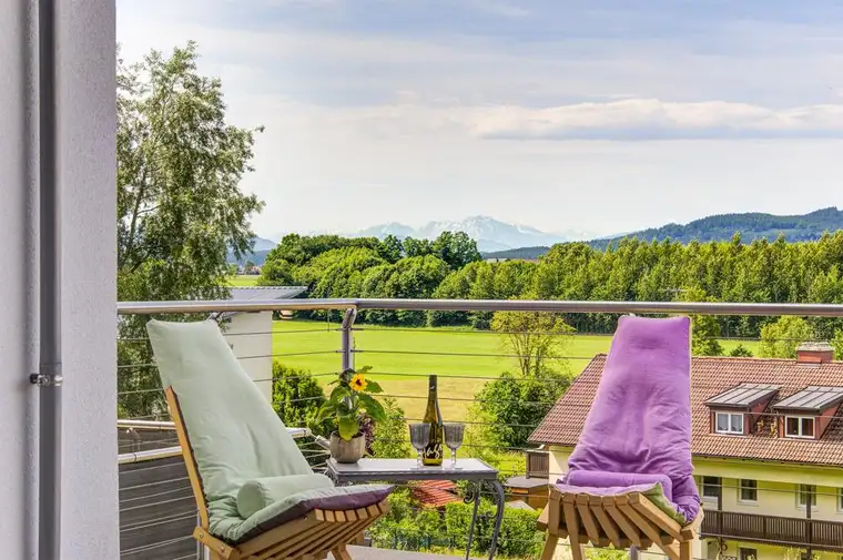 Zauberhafte 2-Zimmer Wohnung mit herrlichem Ausblick - Garten - Carport - Stellplatz.