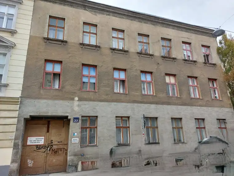 BAUBEWILLIGT - Zinshaus zur Sanierung von Wohnungen plus DG Aufbau und Hofgebäude