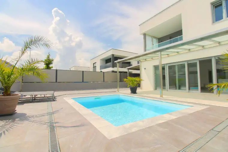 Hochwertiger Neubau mit Pool und Photovoltaikanlage