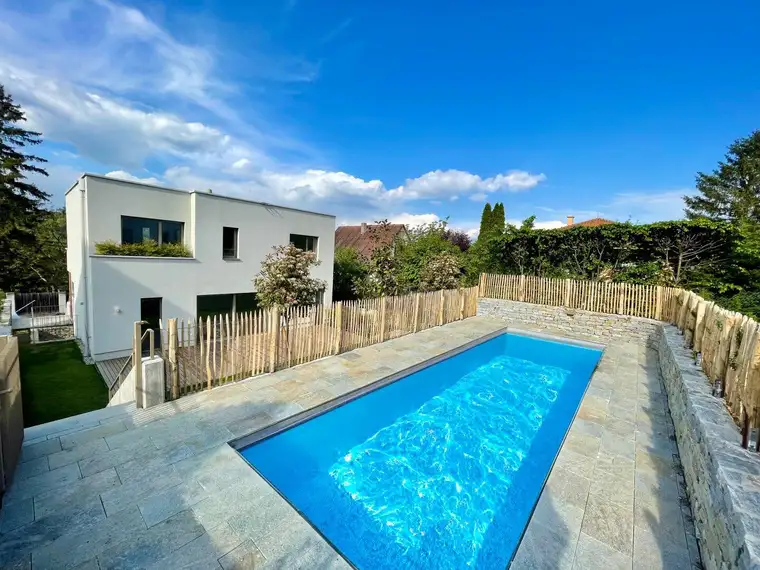 Exklusives Einfamilienhaus mit großem Pool in idyllischer Grünruhelage - Erstbezug