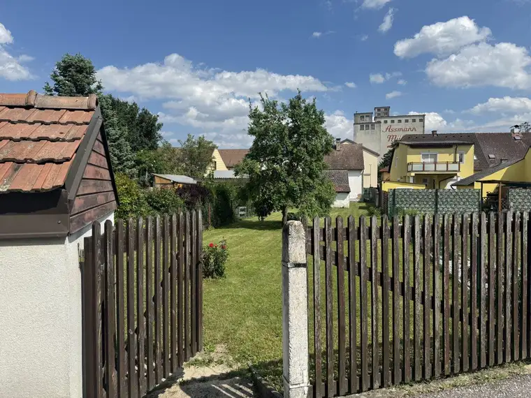 GEPFLEGTES GRUNDSTÜCK SAMT KELLERGEWÖLBE IN ZENTRALER LAGE | Sierndorf