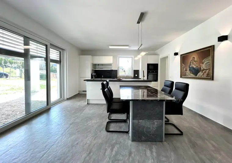 Platz für die ganze Familie - Moderne Doppelhaushälfte mit knapp 145m² Nutzfläche inkl. Küche samt Elektrogeräte.