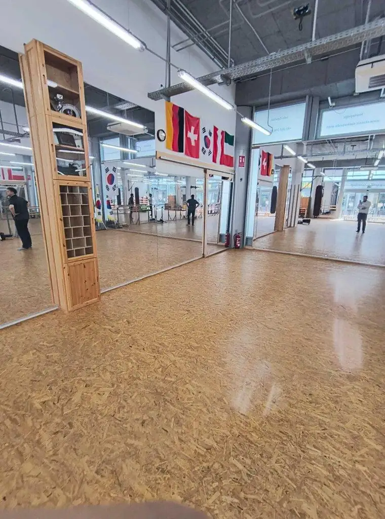 Voll eingerichtetes Sportstudio, Büro, Lager, oder wofür auch immer Sie es nutzen wollen.