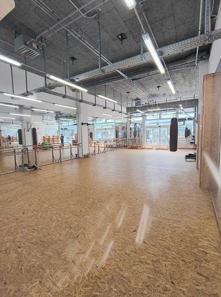 Voll eingerichtetes Sportstudio, Büro, Lager, oder wofür auch immer Sie es nutzen wollen.