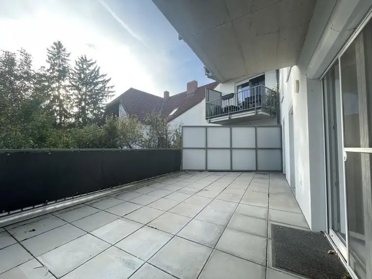 Moderne 2-Zimmer-Wohnung mit 26m² Balkon + 2 KFZ-Stellplätze in Toplage
