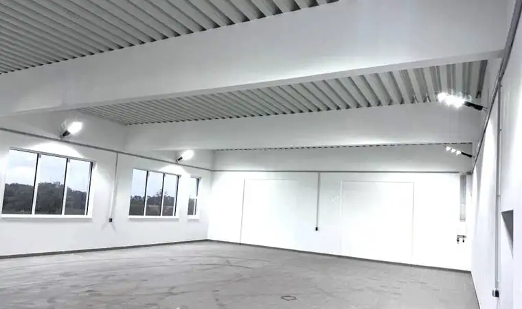 TOP ERSTBEZUG! Knapp 200m² Halle mit eigenem Büro, Duschen &amp; PKW - Stellplätzen.