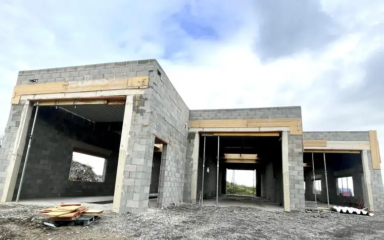 Hochwertige Neubauhalle mit 4,20 Deckenhöhe, zwei Dachkuppeln und Sektionaltor.