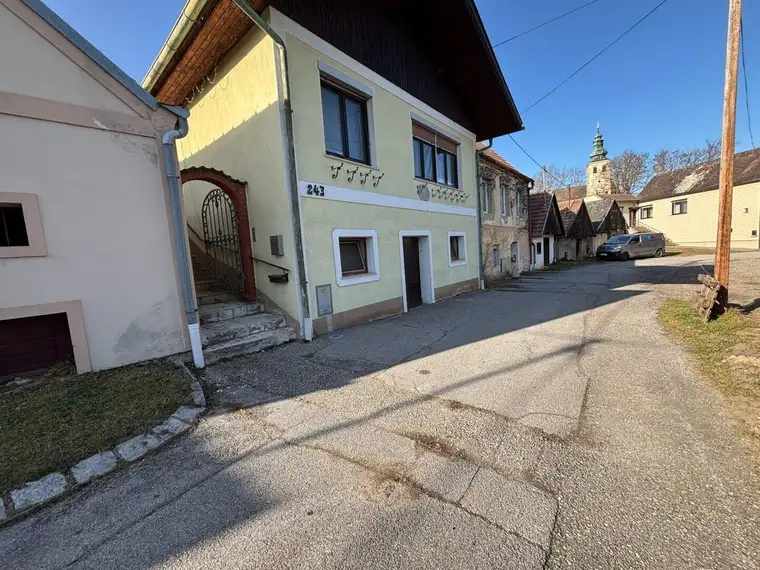 SCHNÄPPCHEN! Gepflegtes Einfamilienhaus mit 3 Zimmern, und großem Innenhof zu verkaufen!