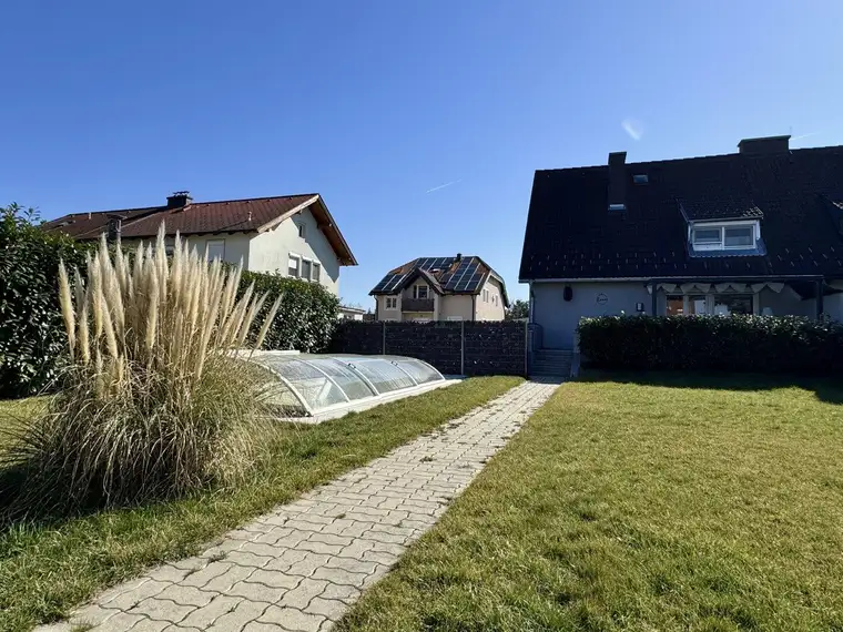 MODERNES HAUS MIT GARTEN UND POOL