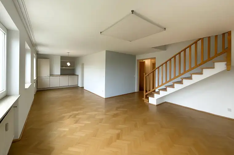 WUNDERSCHÖNE 5-ZIMMER-WOHNUNG MIT GRÜNBLICK
