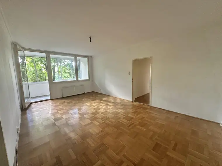 GERÄUMIGE 3-ZIMMER-WOHNUNG IN TRAUMLAGE MIT VIEL POTENZIAL