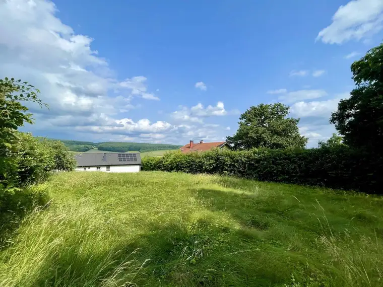 BAUGRUNDSTÜCK MIT SONNIGEM FERNBLICK