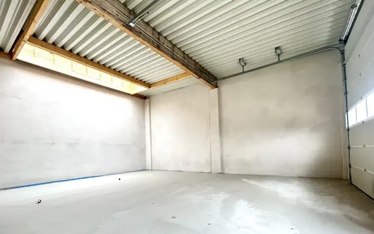 6 genehmigungsfähige Neubauhalle inkl. PKW - Stellplatz und Sektionaltor.