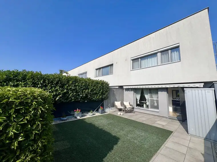 MODERNES ECKREIHENHAUS MIT GARTEN, TERRASSE UND TIEFGARAGE