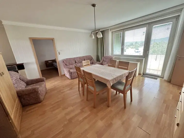 GERÄUMIGE 4-ZIMMER-WOHNUNG MIT DACHTERRASSE UND TRAUMHAFTEM AUSBLICK!