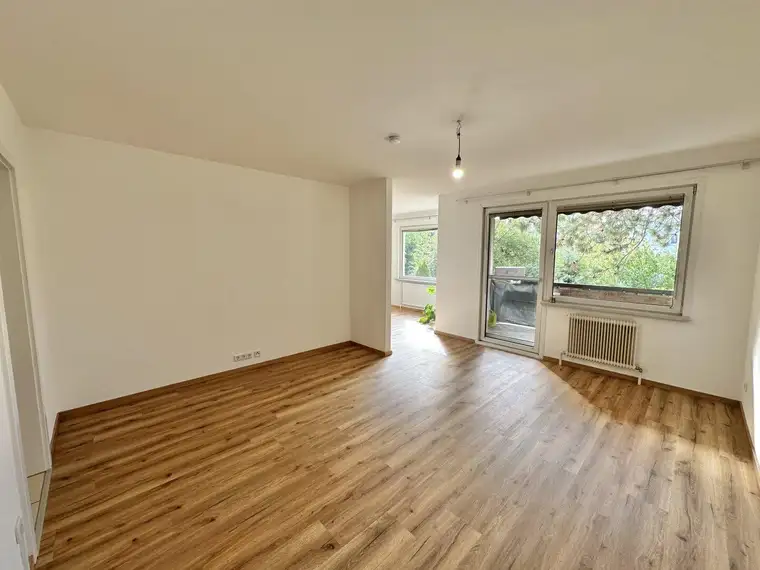LICHTDURCHFLUTET, MODERN, ZENTRAL: 3-ZIMMER-WOHNUNG MIT LOGGIA IN WR. NEUDORF