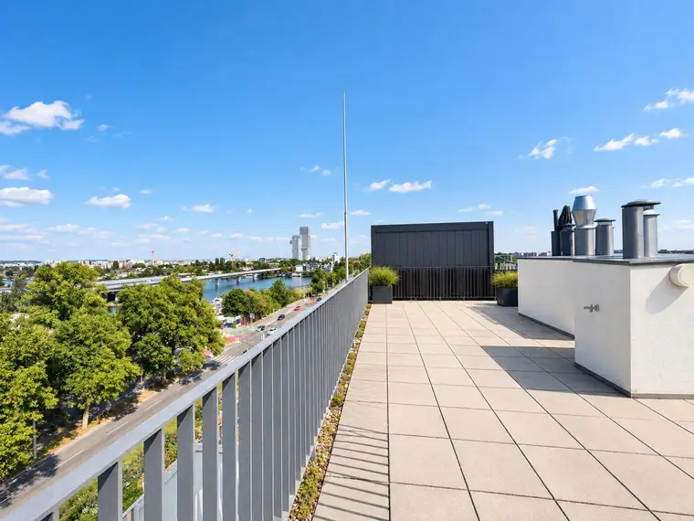 Exklusive Dachgeschosswohnung | Donau- &amp; Stadtblick | € 2.250 Warmmiete inkl. Garage