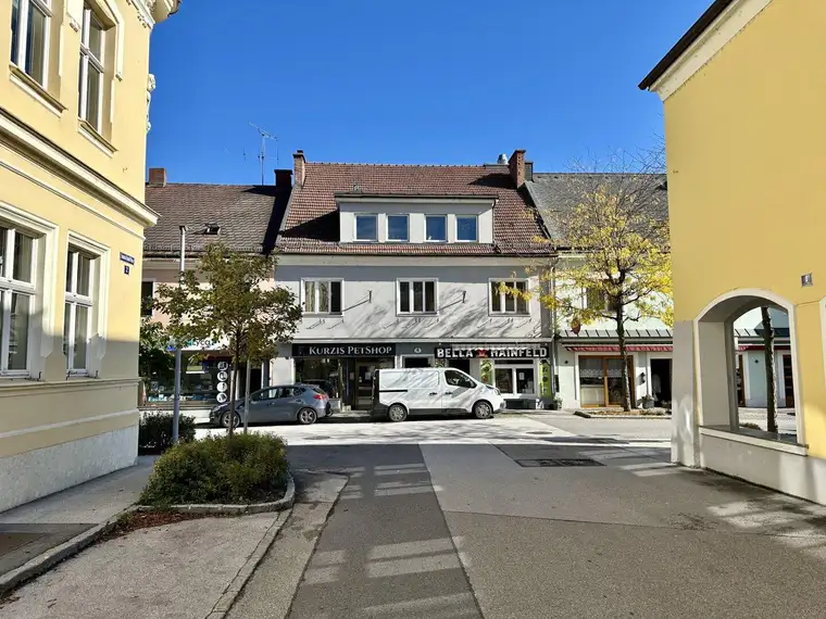 Renditeobjekt mit Potential im Zentrum von Hainfeld: Zinshaus mit Geschäftslokalen, Lagerhalle und Freifläche