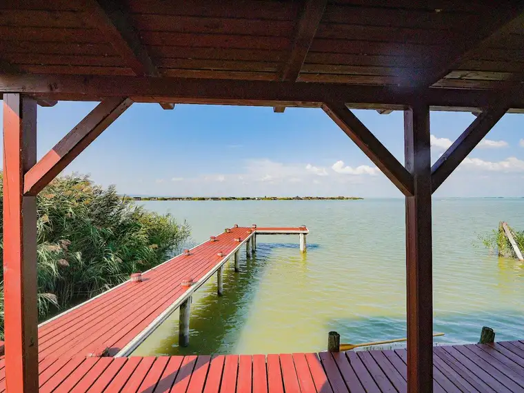 SONNENANBETER UND SEGLER AUFGEPASST - FLACHDACHHÜTTE MIT BOOTSGARAGE IN DER RUSTER BUCHT AUF PACHTGRUND ZU KAUFEN