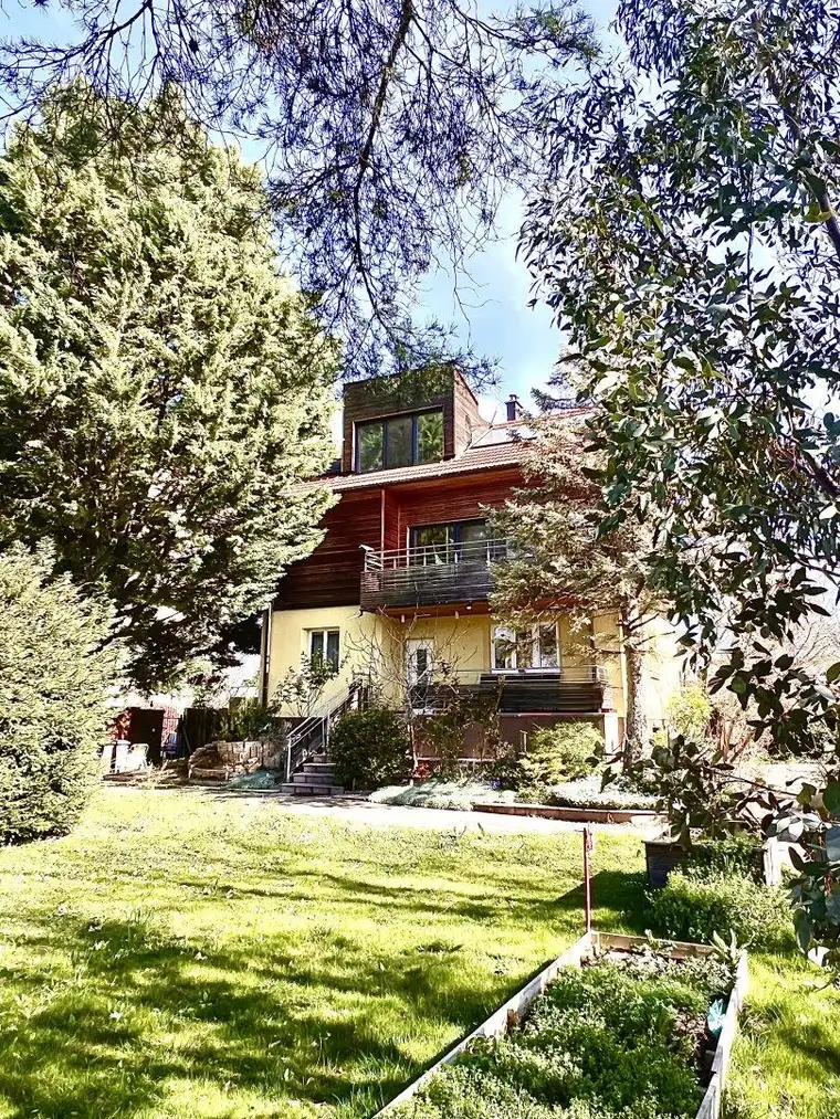 FAMILIENIDYLLE - GROSSZÜGIG UND RUHIG - WEITLÄUFIGER GARTEN - VIEL STAURAUM