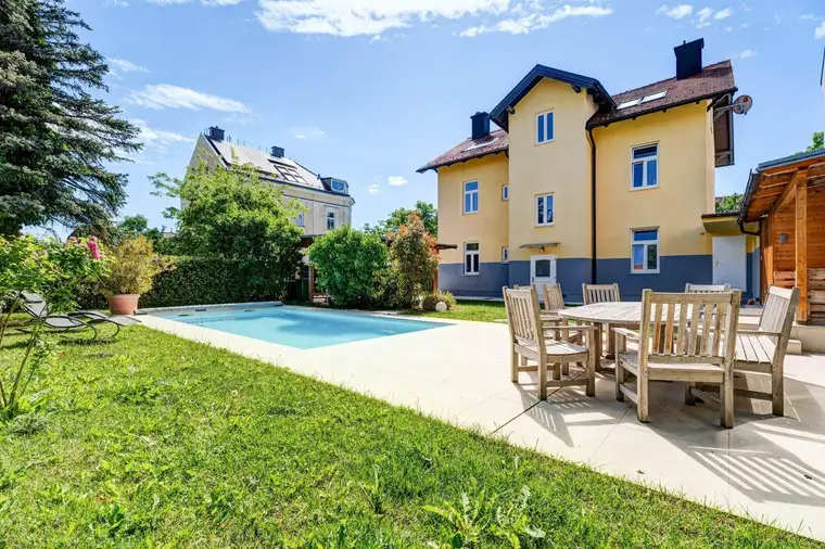 Pool, Garten, 220 m² Wohnfläche &amp; Toplage – Charmantes Zuhause nahe dem Marktplatz!