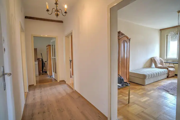 Renovierungsbedürftige 3 Zimmer Wohnung in einem thermisch sanierten Haus!