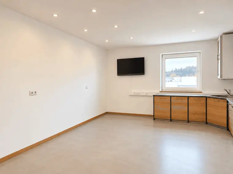 Toll aufgeteiltes Büro inkl. 3 Parkplätzen - Lager optional