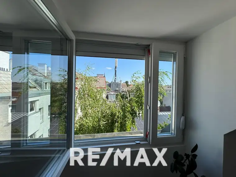 Top sanierte Dachgeschosswohnung in 1180 Wien – ideal für Singles &amp; Paare