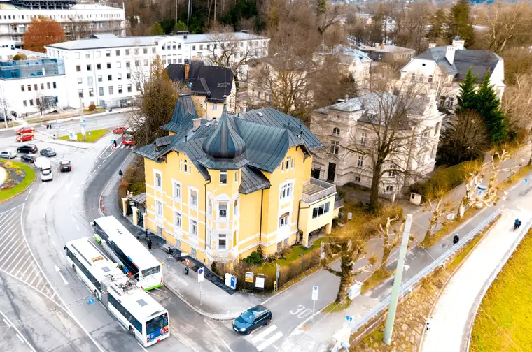 HISTORISCHES ANWESEN DIREKT AM GISELAKAI – CECONI VILLA MIT FESTUNGSBLICK
