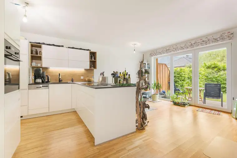 GROSSZÜGIGE 2-ZIMMER-WOHNUNG MIT BERGBLICK &amp; GARTEN IN ZENTRALER LAGE