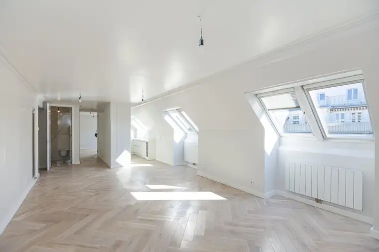 Klassische 74m² Dachgeschosswohnung Erstbezug nach Sanierung – Helle, stilvolle Wohnoase in 1040 Wien