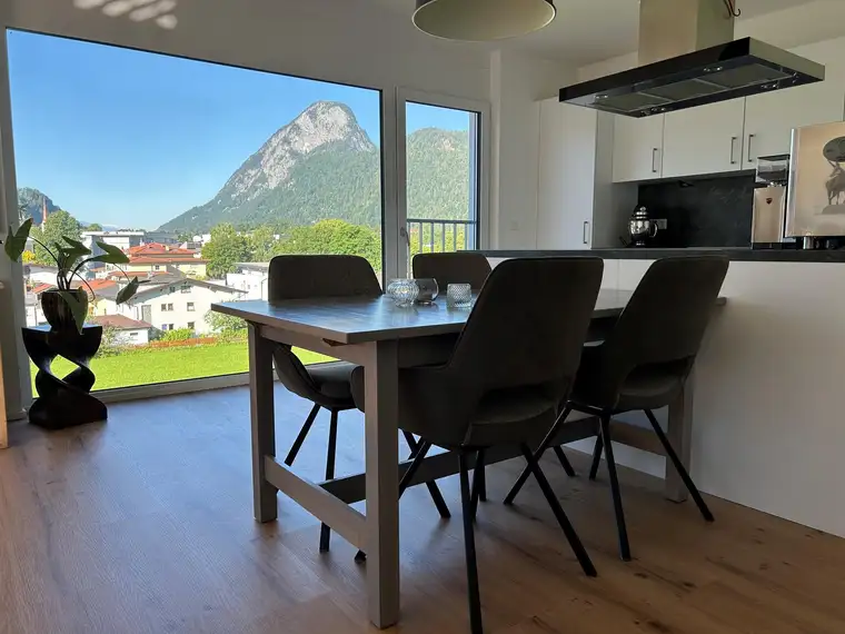 Moderne Dachgeschosswohnung mit Festungsblick in ruhiger Lage
