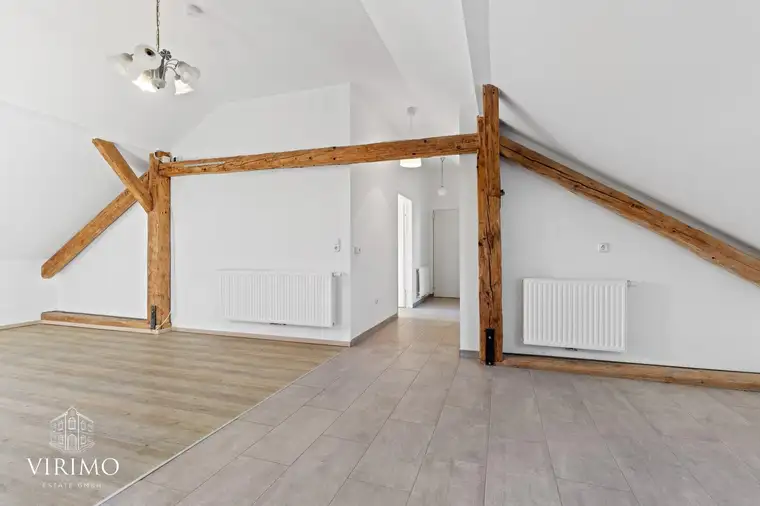 Sanierte Dachgeschosswohnung mit Garten, geräumiger Garage und ausbaubarem Dachboden