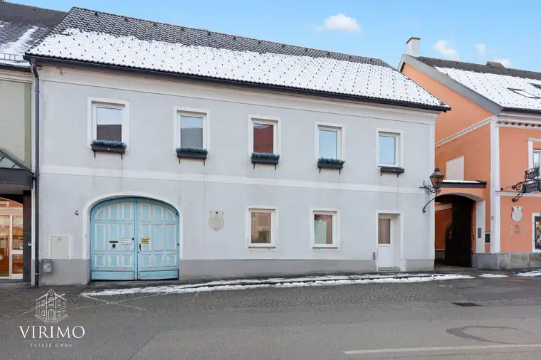 Attraktives Mehrfamilienhaus mit zwei Wohneinheiten und großem Garten im Zentrum