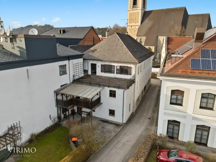 Einmalige Gelegenheit: Historisches Mehrfamilienhaus mit vermietetem Geschäftslokal im Herzen von Vöcklamarkt mit enormen Potential