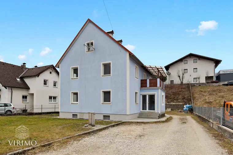 Zweifamilienhaus in Leonstein mit großem Garten, Carport und separaten Etagen