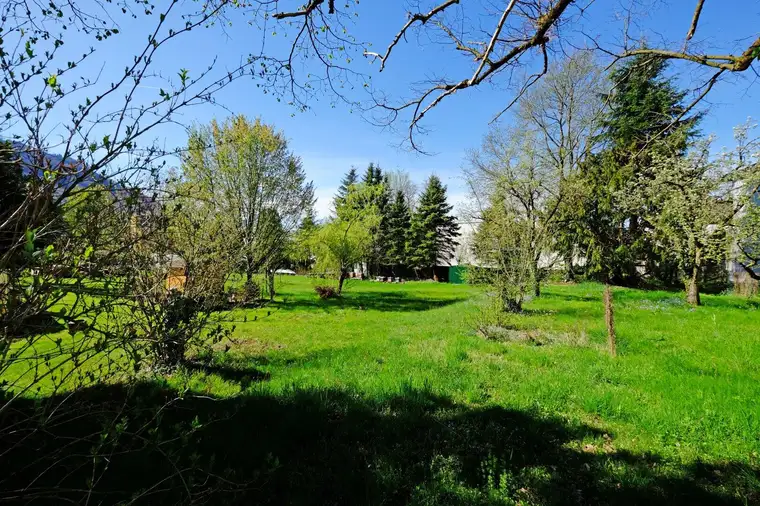 Traumhaftes Baugrundstück in Gmunden: 1200 m² mit Berg- und Grünblick