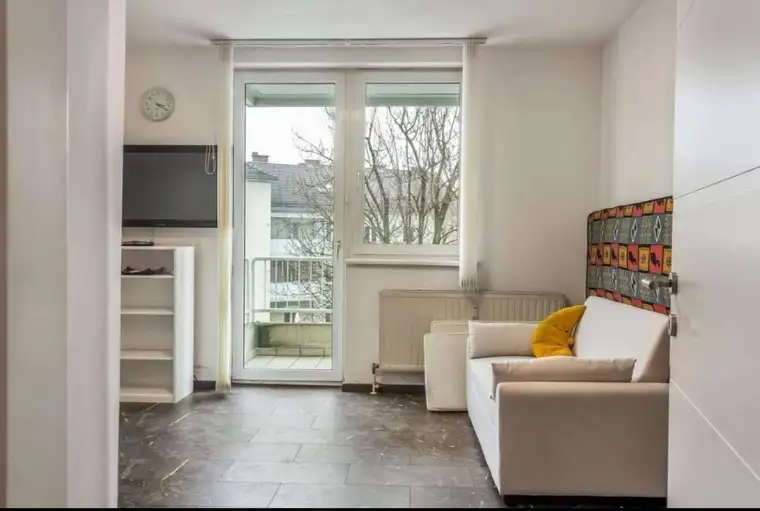 Voll möblierte 1-Zimmer-Wohnung mit großem Balkon in ruhiger Top-Lage am Auberg