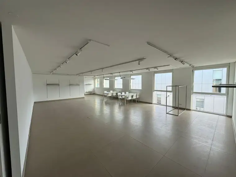 Moderne 230m² Bürofläche mit Klimaanlage und Aufzug