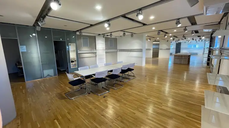 Showroom bzw. Büro inkl. Einbauküche, inkl. 1x Lager- und 1x EDV-Raum, barrierefrei, klimatisiert