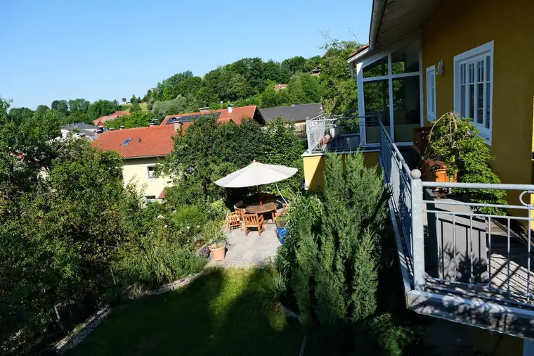 Villa mit unverbaubarer Traumaussicht und großer Panoramadachterrasse in absoluter Ruhelage (provisionsfrei)