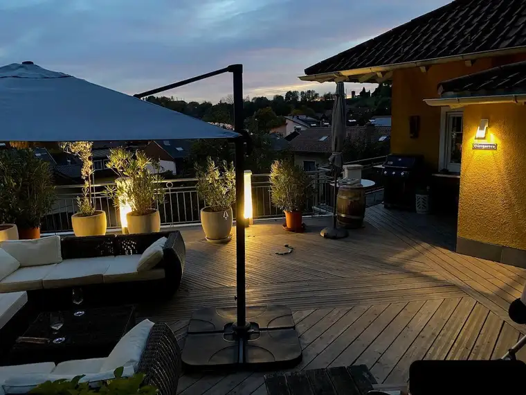 Villa mit großer Panoramadachterrasse und unverbaubarer Traumaussicht in absoluter Ruhelage (provisionsfrei)