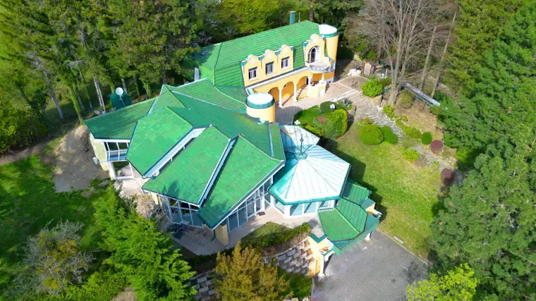 Luxuriöses Anwesen mit Indoor-Pool und gepflegtem Gartenpark