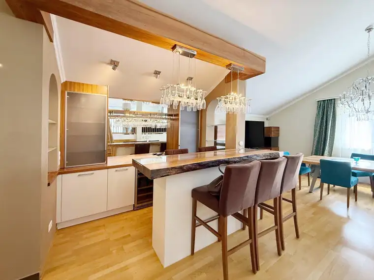 Möbliertes Einfamilienhaus mit 4 Schlafzimmern, Lift, 2 Terrassen &amp; 2 Parkplätzen