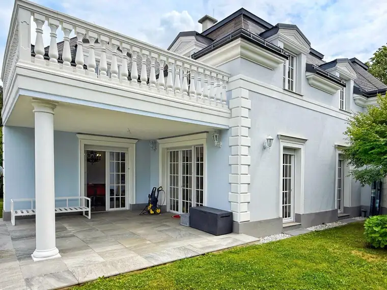 Leben wie im Resort: Villa in Fontana mit 6 Zimmern, Garten, Balkon &amp; exklusivem Flair