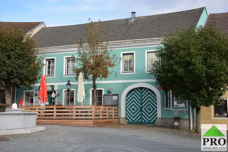 Historisches Haus mitten am Ortsplatz von Kautzen, derzeit als Ortsgasthaus genutzt, ideal als Pension oder zum bewohnen