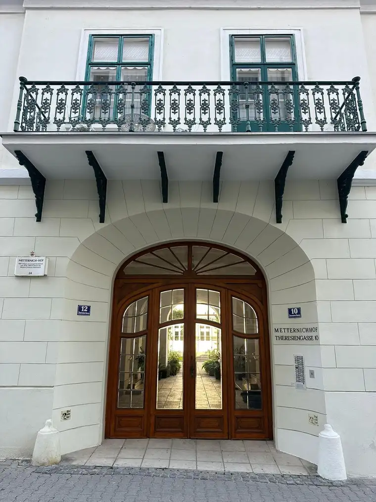 Provisionsfreie charmante Maisonettewohnung im top-sanierten historischen Metternichhof in Baden – mit Lift, Galerie &amp; Innenhofblick